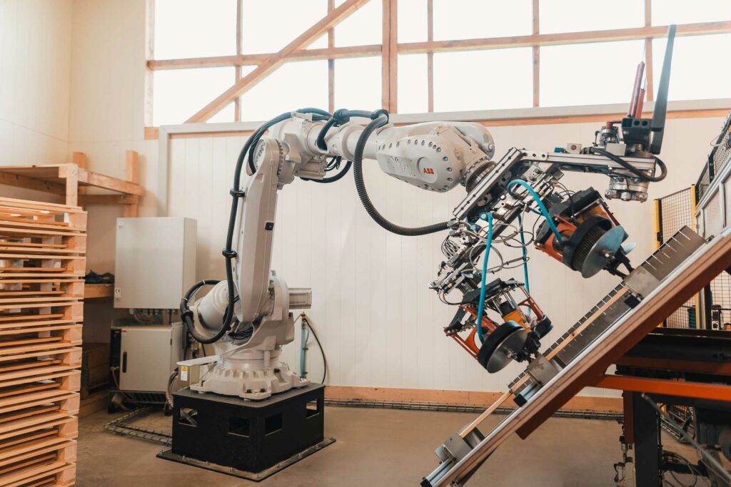 Roboter nagelt Sonderpalette ab