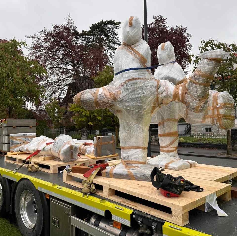 Sonderpaletten mit Figuren Sonderpalette mit verpackten Kunstwerken, Statuen